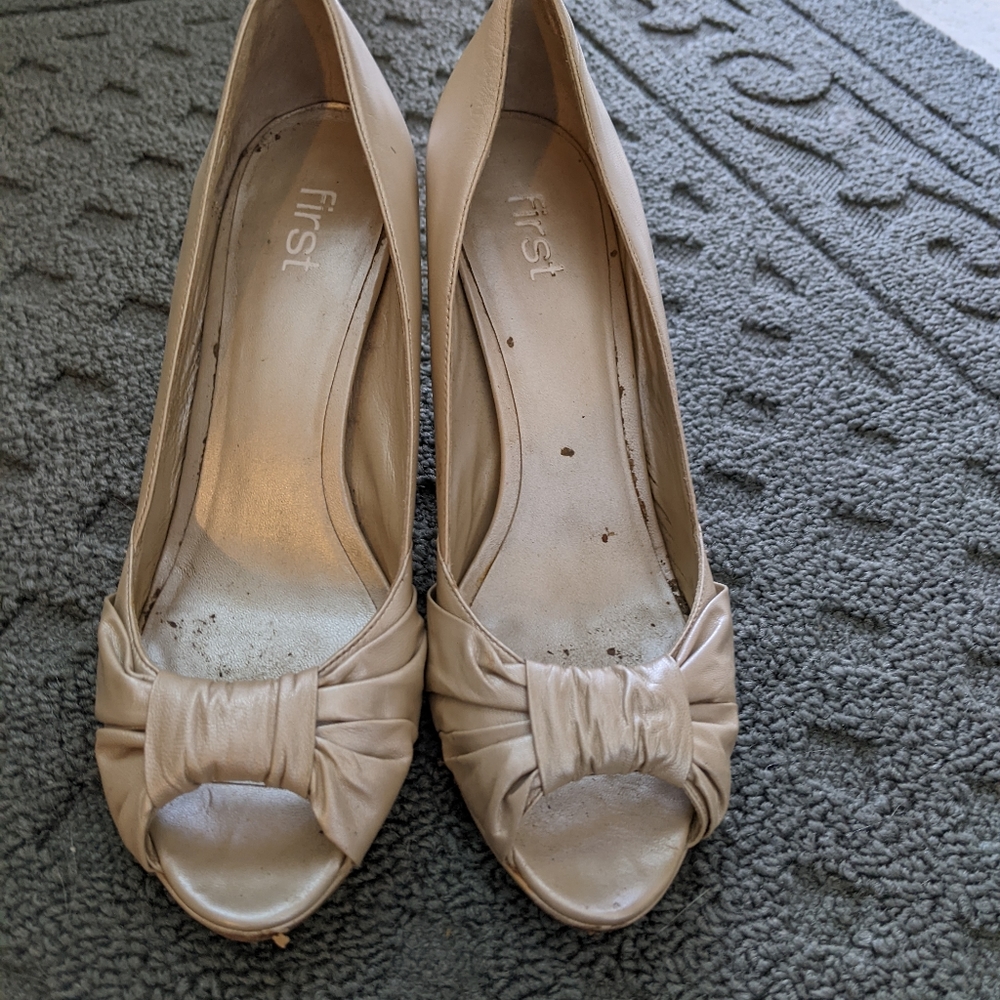 Cream metallic peep toe pumps size 9.5